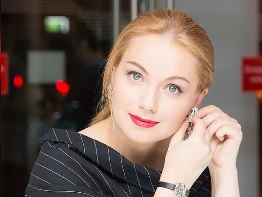Русская красавица: Ольга Будина в кокошнике и огненном платье блеснула на красной дорожке